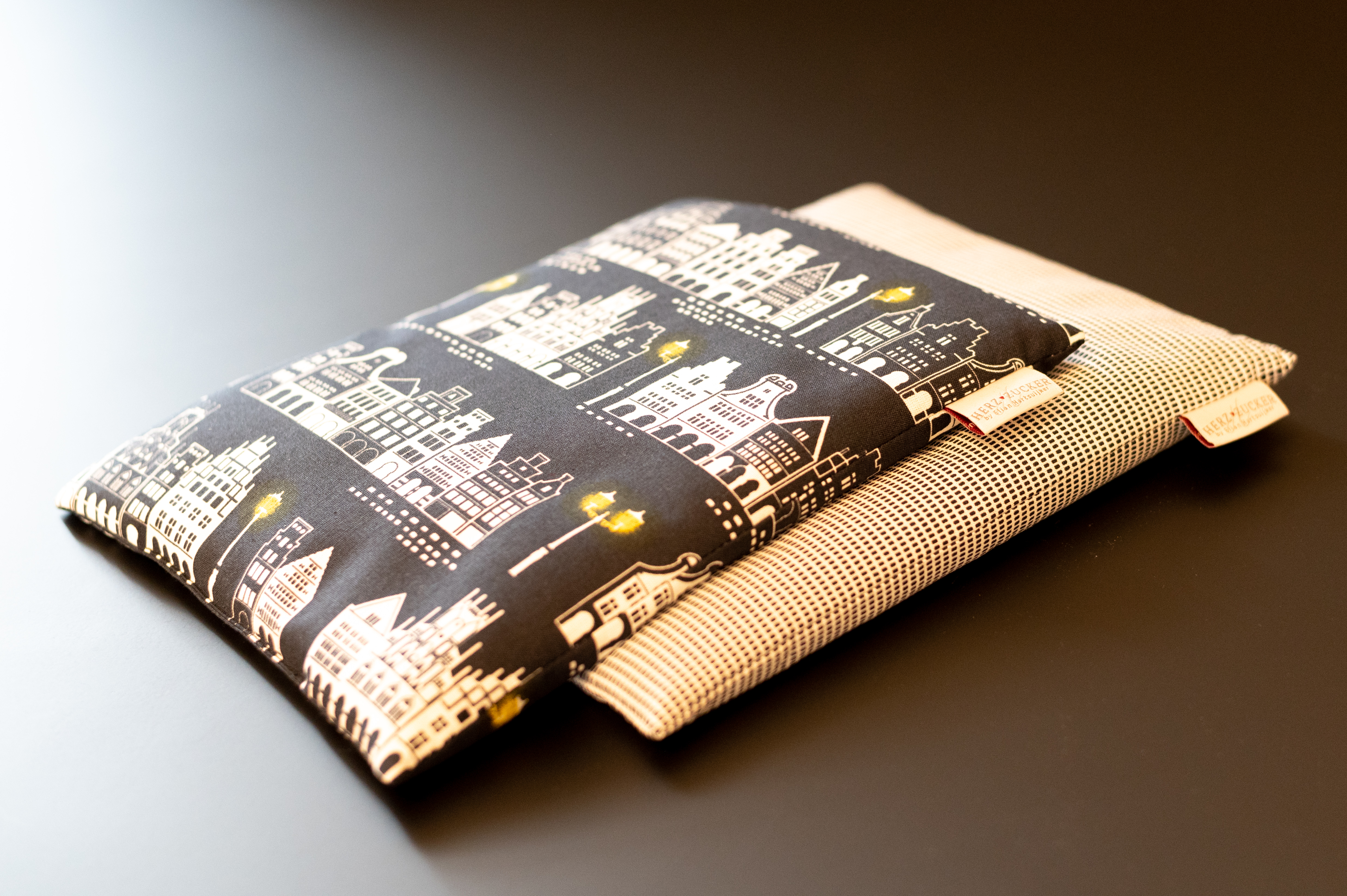 Großer Klassiker mit Kirschkernfüllung-Black & White Kollektion