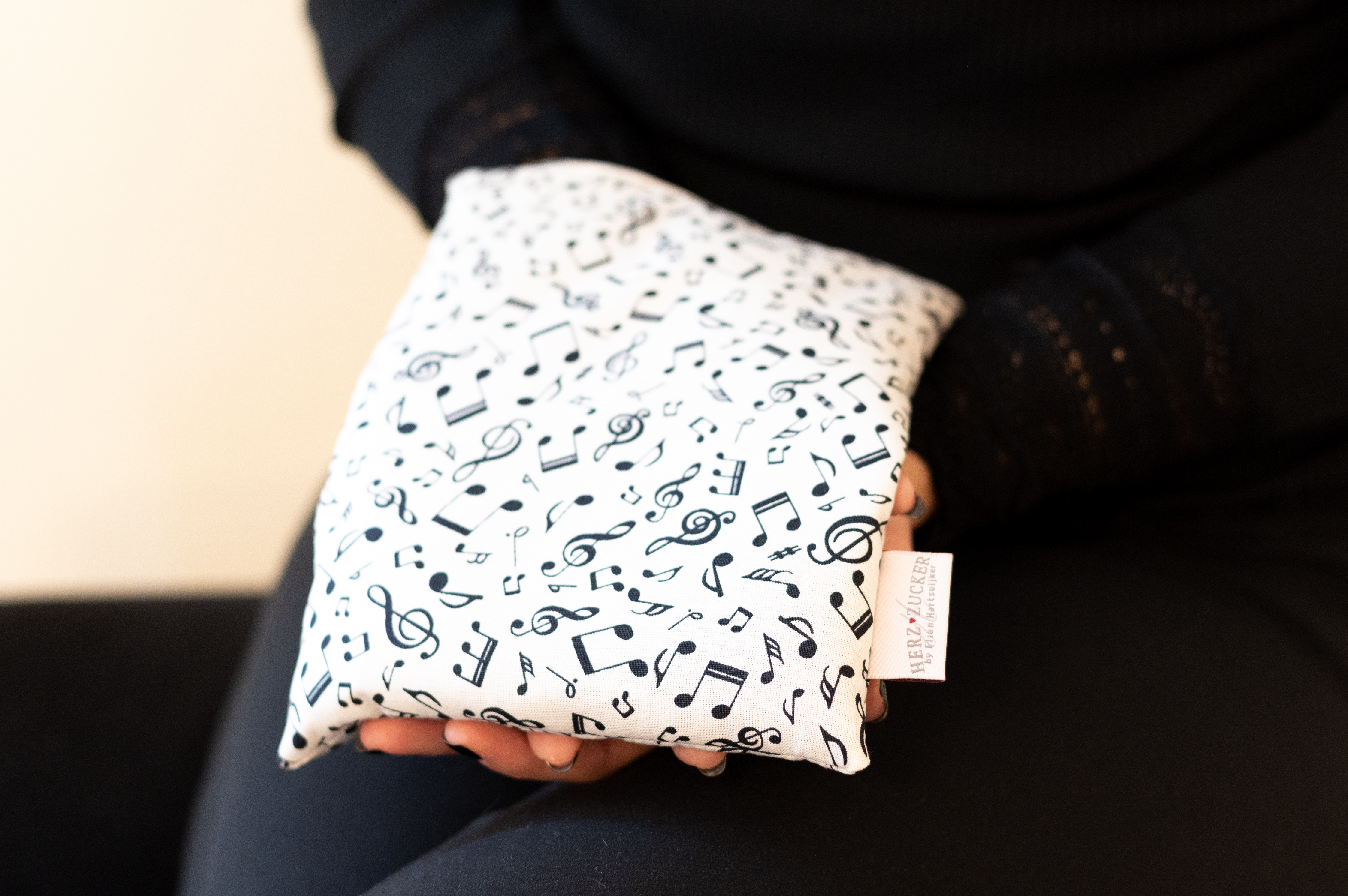 Kleiner Klassiker mit Kirschkernfüllung-Black & White Kollektion