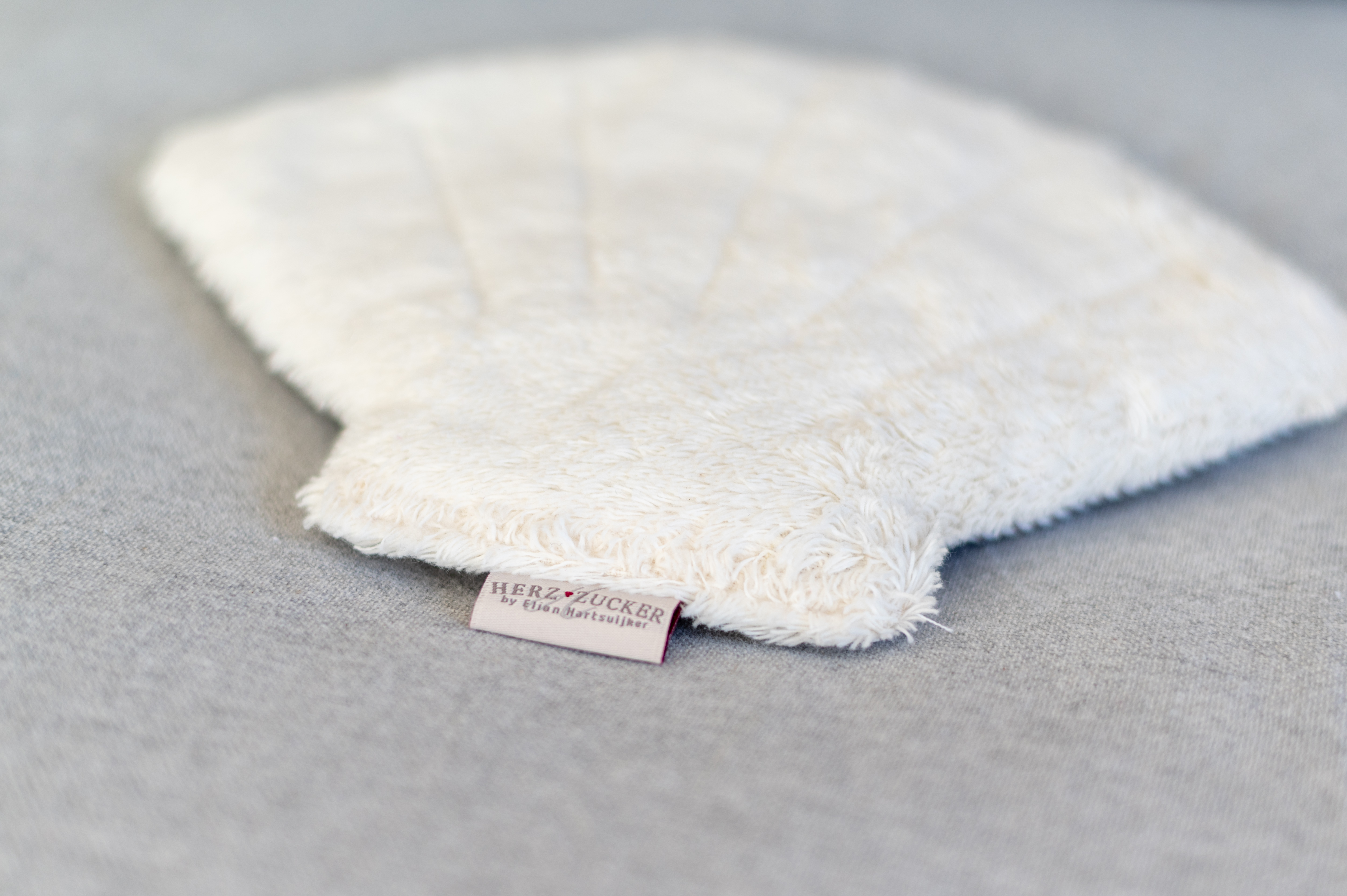 Kinderkissen Mucki die Muschel mit Traubenkernfüllung - Bio Plüsch