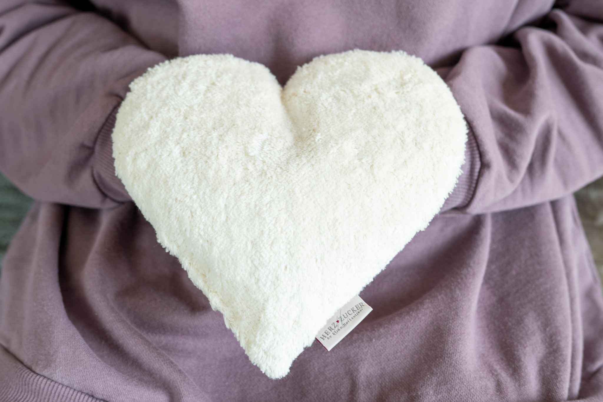 Bio Plüschkissen Herz weiß mit Kirschkernfüllung